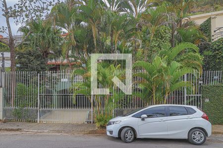 Casa para alugar com 491m², 4 quartos e 6 vagasFachada