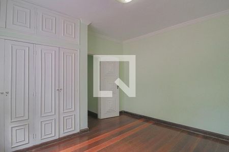 Casa para alugar com 491m², 4 quartos e 6 vagasQuarto 2