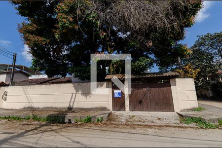 Casa à venda com 150m², 3 quartos e 2 vagas Casa à venda com 150m², 3 quartos e 2 vagasFachada