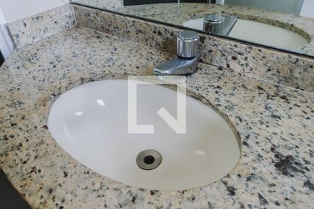 Apartamento para alugar com 58m², 2 quartos e 2 vagas Apartamento para alugar com 58m², 2 quartos e 2 vagasBanheiro da Suíte 1 Pia