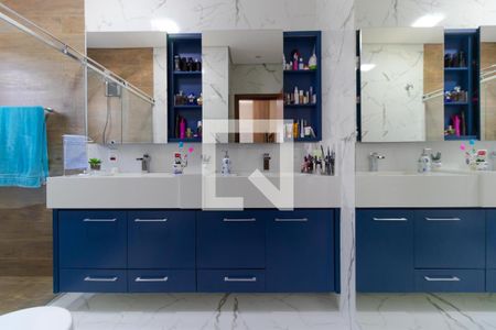 Casa à venda com 387m², 3 quartos e 4 vagas Casa à venda com 387m², 3 quartos e 4 vagasBanheiro da Suíte