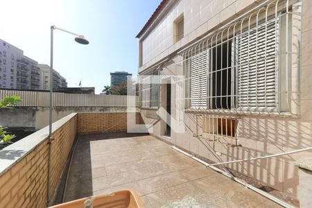 Casa à venda com 450m², 5 quartos e 3 vagas Casa à venda com 450m², 5 quartos e 3 vagasQuarto 3 varanda