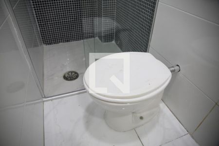 Banheiro de kitnet/studio para alugar com 1 quarto, 29m² em Boqueirão, Praia Grande