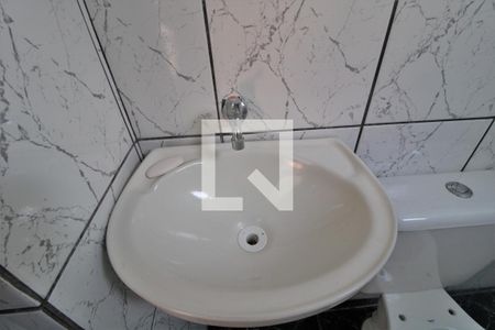 Pia do banheiro de casa para alugar com 1 quarto, 25m² em Vila Romano, São Paulo