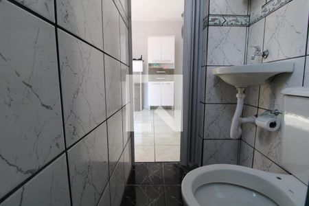 Banheiro de casa para alugar com 1 quarto, 25m² em Vila Romano, São Paulo