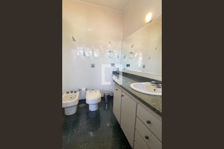 Casa de condomínio à venda com 500m², 4 quartos e 6 vagasBanheiro da Suíte 3