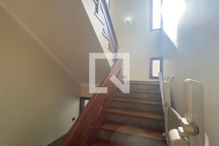 Casa de condomínio à venda com 500m², 4 quartos e 6 vagasEscada