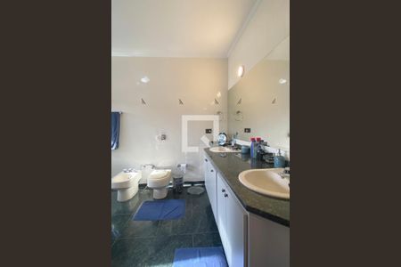 Casa de condomínio à venda com 500m², 4 quartos e 6 vagasBanheiro da Suíte 1