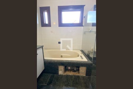 Casa de condomínio à venda com 500m², 4 quartos e 6 vagasBanheiro da Suíte 2