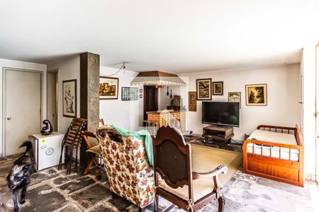 Casa à venda com 352m², 4 quartos e 4 vagasSalão de lazer