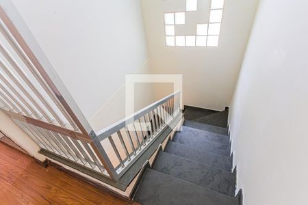Escada Dormitórios de casa para alugar com 2 quartos, 146m² em Vila Humaitá, Santo André