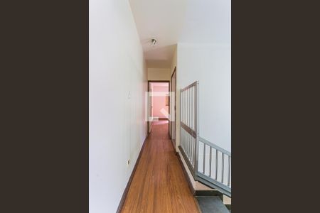 Corredor Dormitórios de casa para alugar com 2 quartos, 146m² em Vila Humaitá, Santo André