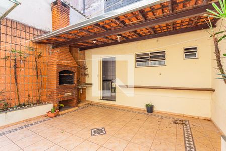 Casa para alugar com 146m², 2 quartos e 2 vagas Casa para alugar com 146m², 2 quartos e 2 vagasQuintal Fundos