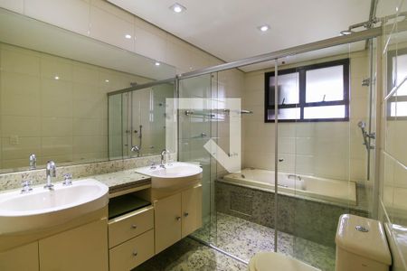 Apartamento à venda com 215m², 3 quartos e 4 vagasBanheiro da Suíte 1