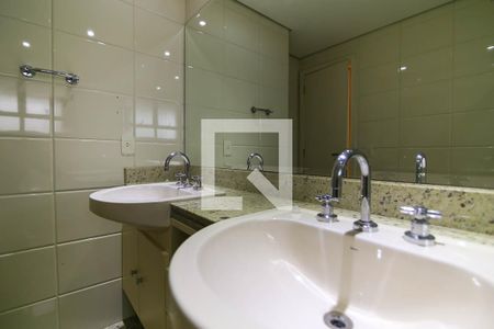 Apartamento à venda com 215m², 3 quartos e 4 vagasBanheiro da Suíte 1