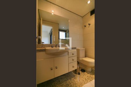 Apartamento à venda com 215m², 3 quartos e 4 vagasBanheiro da Suíte 2