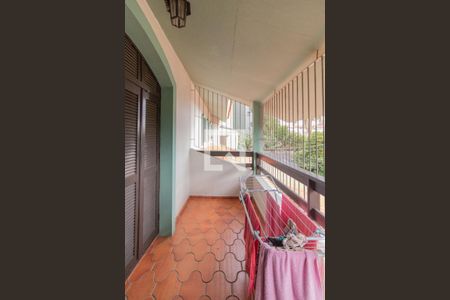 Casa à venda com 400m², 4 quartos e 3 vagas Casa à venda com 400m², 4 quartos e 3 vagasVaranda