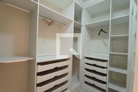 Casa à venda com 300m², 3 quartos e 3 vagasCloset - Suíte