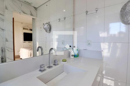 Casa à venda com 260m², 4 quartos e 8 vagasSuíte 1 - Banheiro