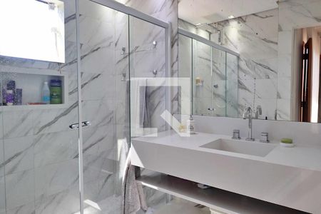 Casa à venda com 260m², 4 quartos e 8 vagasSuíte 1 - Banheiro