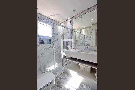 Casa à venda com 260m², 4 quartos e 8 vagasSuíte 1 - Banheiro