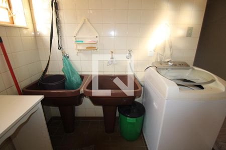 Casa à venda com 360m², 3 quartos e 3 vagasPavimento inferior - Área de Serviço