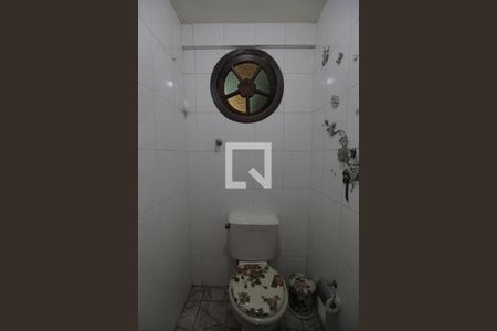 Casa à venda com 450m², 5 quartos e 4 vagas Casa à venda com 450m², 5 quartos e 4 vagasBanheiro da piscina