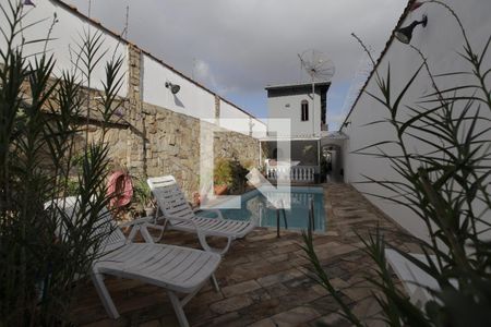 Casa à venda com 450m², 5 quartos e 4 vagas Casa à venda com 450m², 5 quartos e 4 vagasPiscina