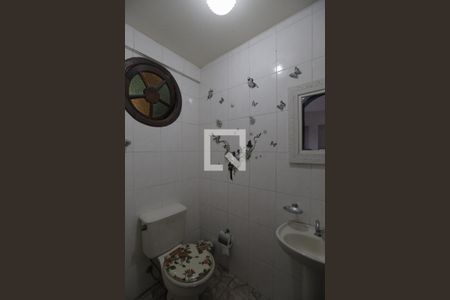 Casa à venda com 450m², 5 quartos e 4 vagas Casa à venda com 450m², 5 quartos e 4 vagasBanheiro da piscina