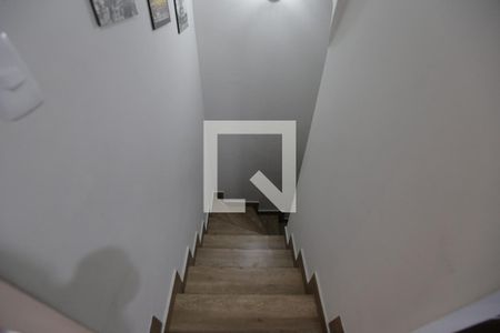 Casa à venda com 450m², 5 quartos e 4 vagas Casa à venda com 450m², 5 quartos e 4 vagasEscada