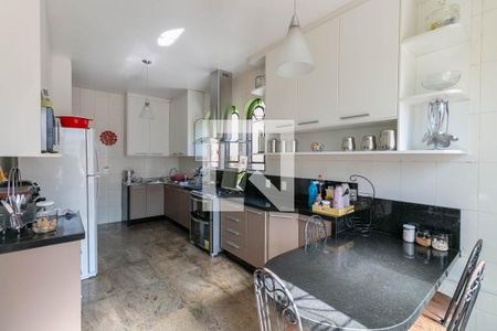 Casa à venda com 300m², 4 quartos e 4 vagas Casa à venda com 300m², 4 quartos e 4 vagasCozinha