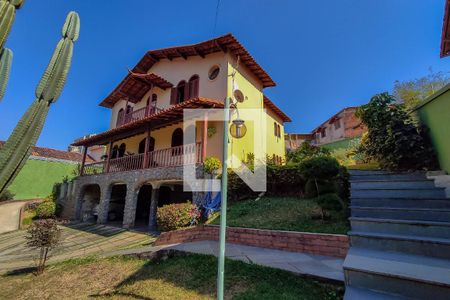 Casa à venda com 300m², 4 quartos e 4 vagas Casa à venda com 300m², 4 quartos e 4 vagasEntrada