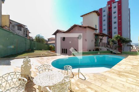 Casa à venda com 300m², 4 quartos e 4 vagas Casa à venda com 300m², 4 quartos e 4 vagasPiscina