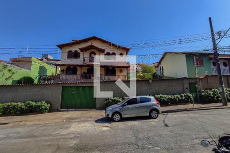 Casa à venda com 300m², 4 quartos e 4 vagas Casa à venda com 300m², 4 quartos e 4 vagasFachada