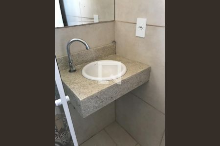 Banheiro de casa de condomínio para alugar com 2 quartos, 58m² em São Pedro, Osasco