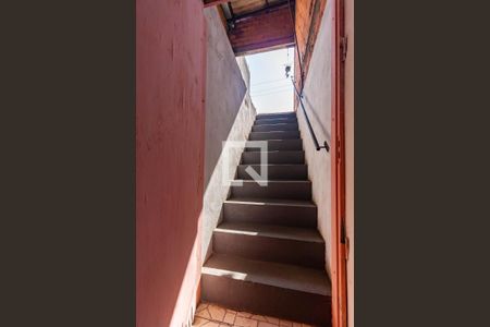 Casa à venda com 135m², 2 quartos e 2 vagasEscada