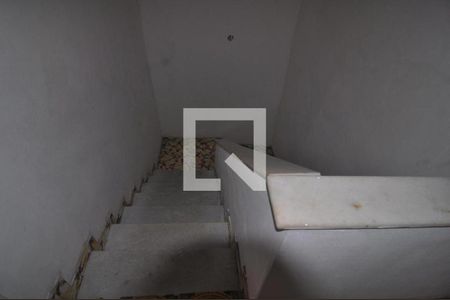 Casa de condomínio à venda com 150m², 4 quartos e 1 vagaEscada