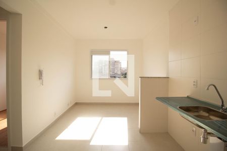 Sala / Cozinha de apartamento para alugar com 2 quartos, 34m² em Piqueri, São Paulo
