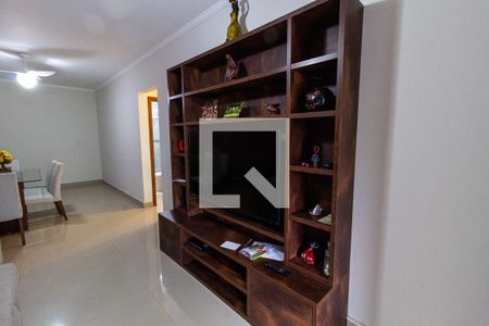 Detalhe da sala de estar de apartamento para alugar com 3 quartos, 117m² em Vila Tupi, Praia Grande