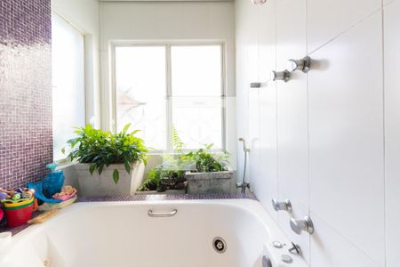 Casa à venda com 311m², 4 quartos e 4 vagas Casa à venda com 311m², 4 quartos e 4 vagasBanheiro da Suíte 2