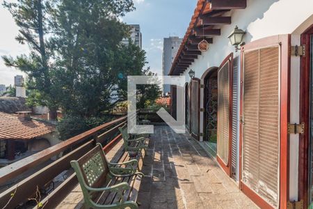 Casa à venda com 311m², 4 quartos e 4 vagas Casa à venda com 311m², 4 quartos e 4 vagasVaranda