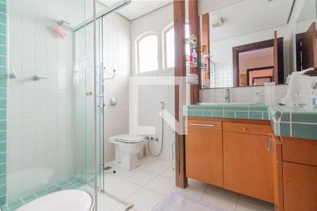 Casa à venda com 311m², 4 quartos e 4 vagas Casa à venda com 311m², 4 quartos e 4 vagasBanheiro social