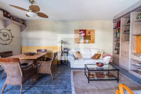 Casa à venda com 311m², 4 quartos e 4 vagas Casa à venda com 311m², 4 quartos e 4 vagasÁrea Externa - sala