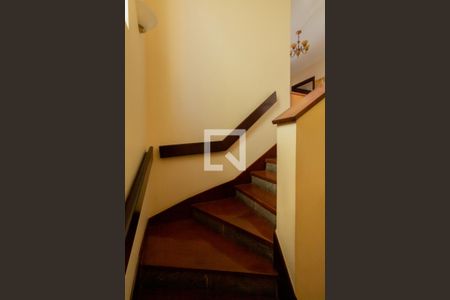 Casa à venda com 311m², 4 quartos e 4 vagas Casa à venda com 311m², 4 quartos e 4 vagasEscadas