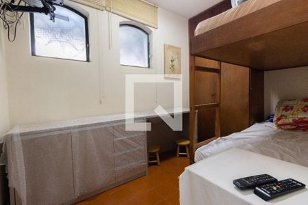 Casa à venda com 311m², 4 quartos e 4 vagas Casa à venda com 311m², 4 quartos e 4 vagasÁrea de Serviço - quarto