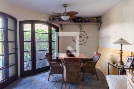 Casa à venda com 311m², 4 quartos e 4 vagas Casa à venda com 311m², 4 quartos e 4 vagasÁrea Externa - sala