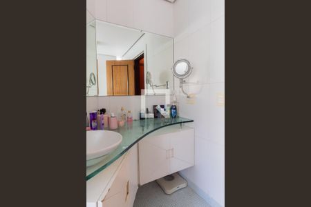 Casa à venda com 311m², 4 quartos e 4 vagas Casa à venda com 311m², 4 quartos e 4 vagasBanheiro da Suíte 2