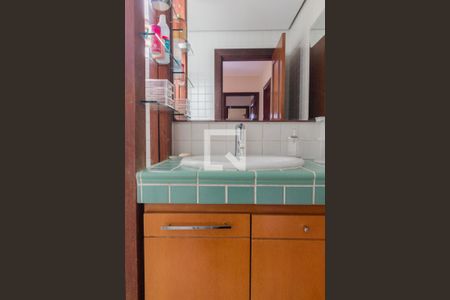 Casa à venda com 311m², 4 quartos e 4 vagas Casa à venda com 311m², 4 quartos e 4 vagasBanheiro social