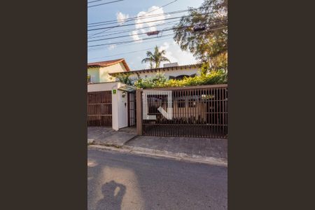 Casa à venda com 311m², 4 quartos e 4 vagas Casa à venda com 311m², 4 quartos e 4 vagasFachada