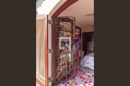 Casa à venda com 311m², 4 quartos e 4 vagas Casa à venda com 311m², 4 quartos e 4 vagasQuarto 2 - varanda